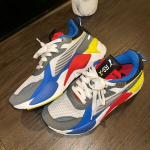 Woman’s puma sneakers